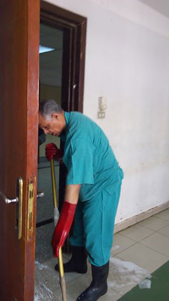 الدكتور محمد عبد القادر يرتدى ملابس عمال النظافة  (1)