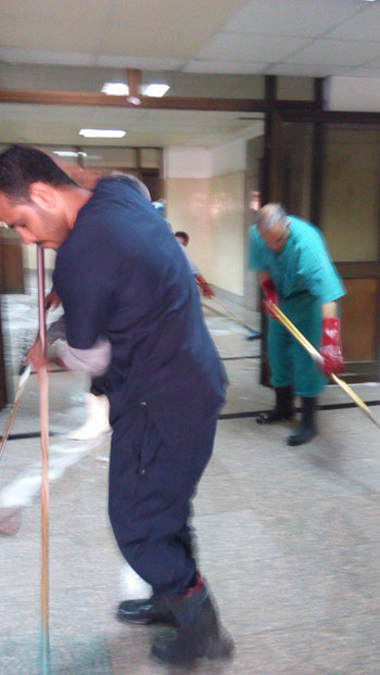 الدكتور محمد عبد القادر يرتدى ملابس عمال النظافة  (2)