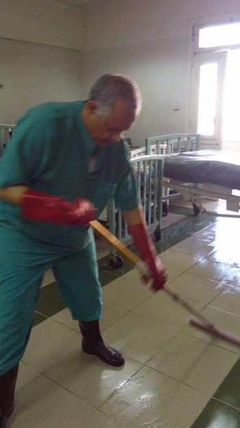 الدكتور محمد عبد القادر يرتدى ملابس عمال النظافة  (3)