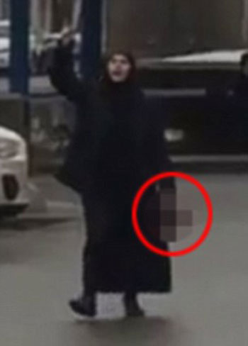 سيدة مسلمة تقتل طفلة وتسير برأسها فى شوارع موسكو (3)