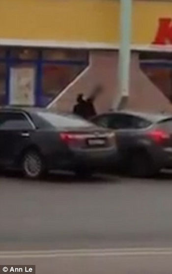 سيدة مسلمة تقتل طفلة وتسير برأسها فى شوارع موسكو (4)
