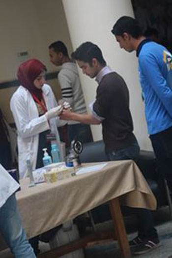 طلاب صيدلة العريش يتبرعون بالدم لصالح مصابى الجيش والشرطة  (2)