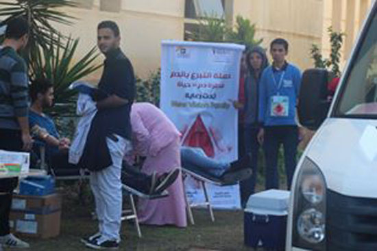 طلاب صيدلة العريش يتبرعون بالدم لصالح مصابى الجيش والشرطة  (5)