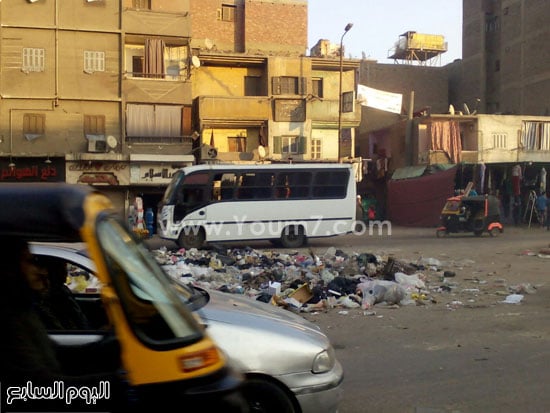 القمامة تحاصر مقر حزب الوفد بشبرا الخيمة (1)
