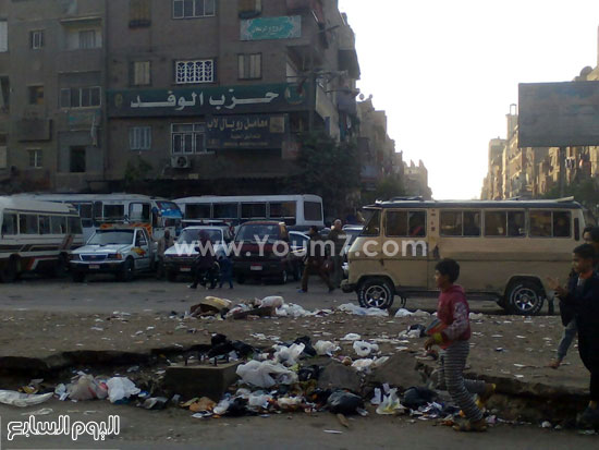القمامة تحاصر مقر حزب الوفد بشبرا الخيمة (2)