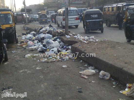 القمامة تحاصر مقر حزب الوفد بشبرا الخيمة (7)