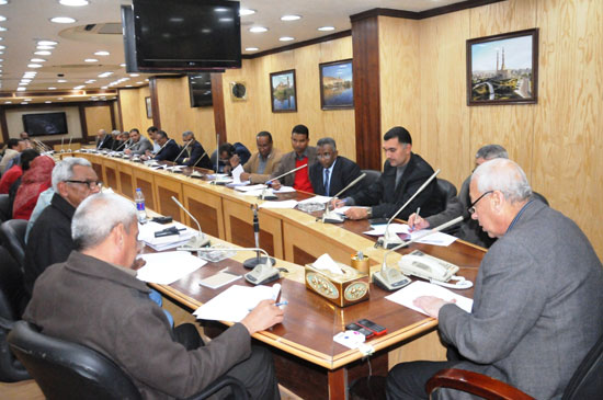 اجتماع مجلس إدارة المنطقة الصناعية بأسوان (3)