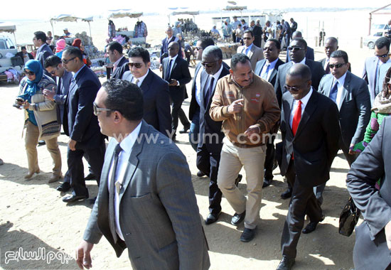 رئيس وزراء الكونغو أثناء جولته فى الأهرامات (2)