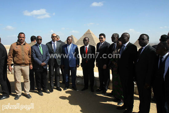 رئيس وزراء الكونغو أثناء جولته فى الأهرامات (6)