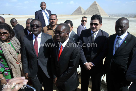 رئيس وزراء الكونغو أثناء جولته فى الأهرامات (13)