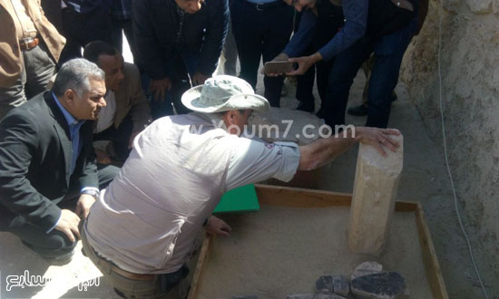 وزير الآثاريتفقد أعمال الحفائر بالقرنة داخل مقابر الجحوتى (1)