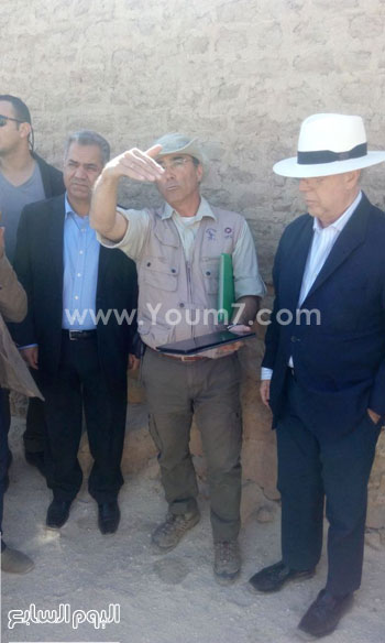 وزير الآثاريتفقد أعمال الحفائر بالقرنة داخل مقابر الجحوتى (2)