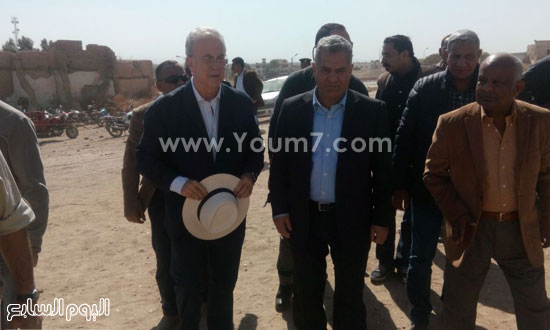 وزير الآثاريتفقد أعمال الحفائر بالقرنة داخل مقابر الجحوتى (3)