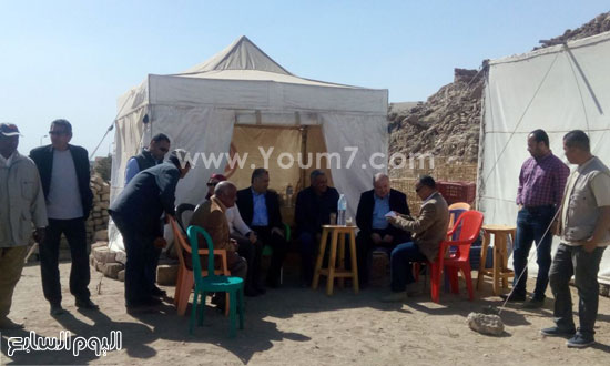 وزير الآثاريتفقد أعمال الحفائر بالقرنة داخل مقابر الجحوتى (4)