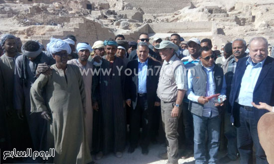 وزير الآثاريتفقد أعمال الحفائر بالقرنة داخل مقابر الجحوتى (5)