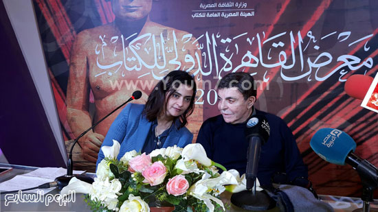 سمير صبرى فى ندوة بمعرض الكتاب (1)