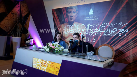 سمير صبرى فى ندوة بمعرض الكتاب (2)