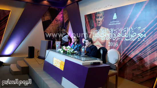 سمير صبرى فى ندوة بمعرض الكتاب (4)