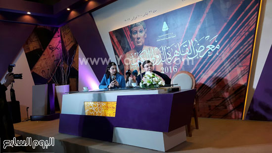 سمير صبرى فى ندوة بمعرض الكتاب (5)