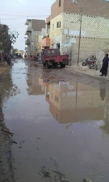 شوارع الفيوم غارقة فى مياه الصرف الصحى (2)