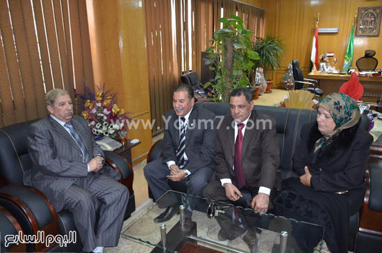 الحزب المصرى يقدم درع الحزب للمحافظ (2)