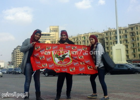 فتيات-يرفعن-علم-النادى-الاهلى-بميدان-التحرير-قبل-مباراة-القمة‎