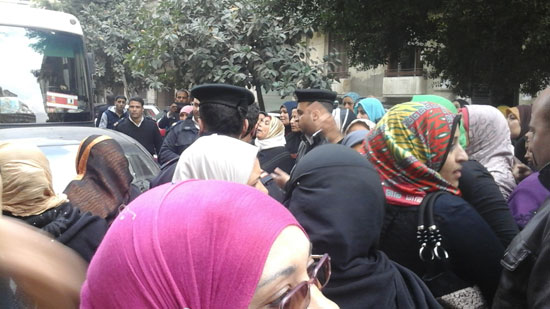 الأمن يحاول فتح شارع حسين حجازى (1)