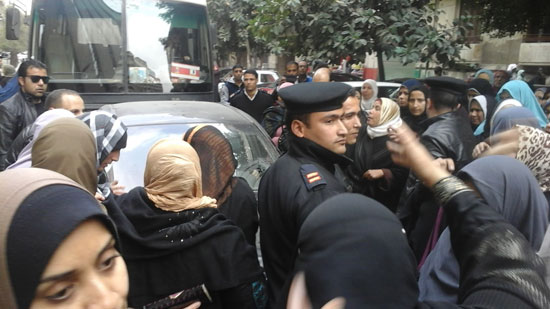 الأمن يحاول فتح شارع حسين حجازى (2)