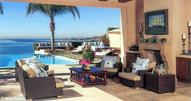 قاعة الصالون المطلة على حمام السباحة بقصر جيرارد -  اليوم السابع -3 -2015