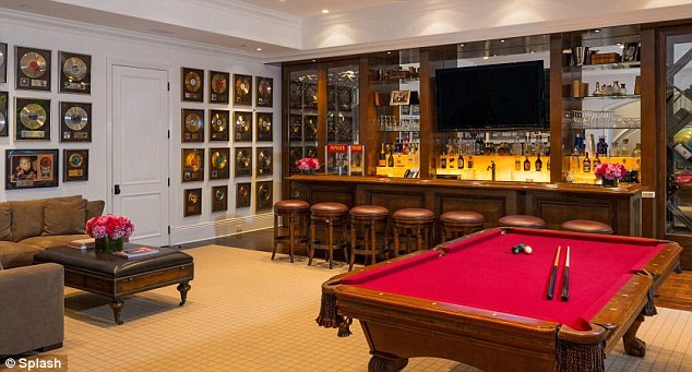 صالة البلياردو والبار فى قصر جيرارد -  اليوم السابع -3 -2015