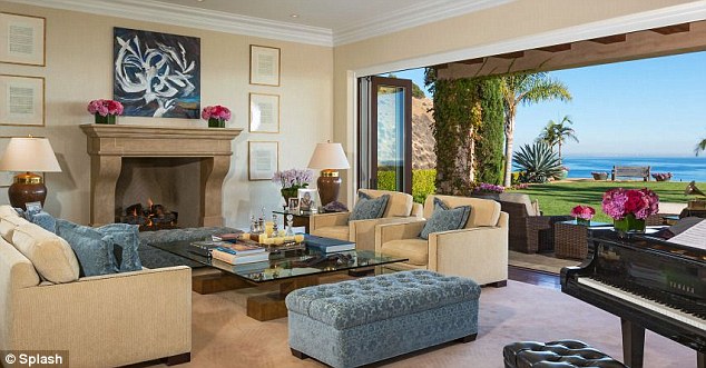 بيانو ومدفأة فى القاعة المطلة على ساحل المحيط الهادئ -  اليوم السابع -3 -2015