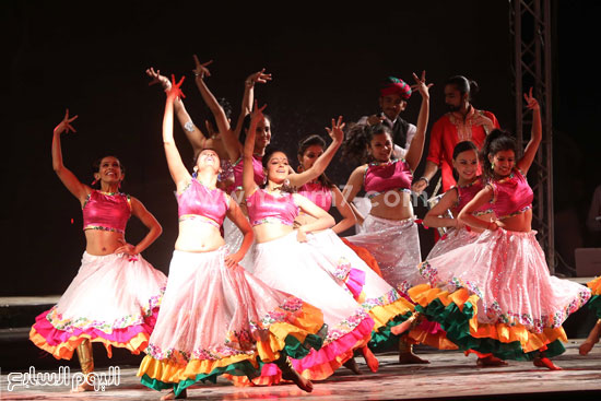   	فرقة هندية ترقص بسفح الأهرامات -  اليوم السابع -3 -2015
