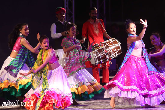   	فتيات هنديات يرقصن على الألحان الهندية-  اليوم السابع -3 -2015