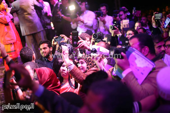   كاميرات الصحفيين تلاحق أميتاب-  اليوم السابع -3 -2015