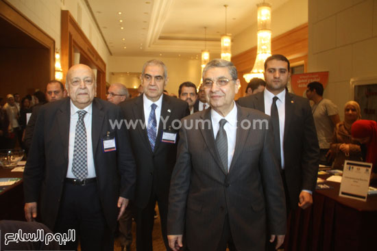 مؤتمر وزارة الاستثمار محمد شاكر وزير الكهرباء (11)