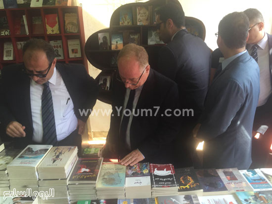 حلمى النمنم وزير الثقافة خلال افتتاح معرض الكتاب بدمنهور (3)
