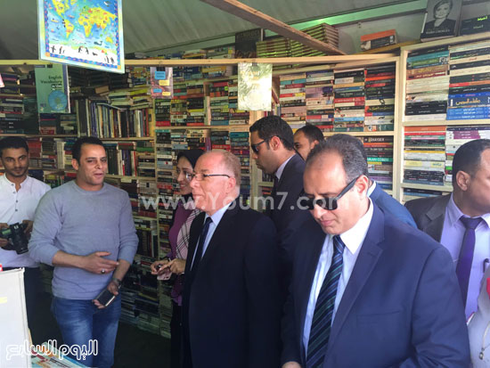 حلمى النمنم وزير الثقافة خلال افتتاح معرض الكتاب بدمنهور (4)