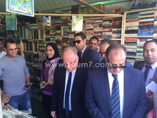 حلمى النمنم وزير الثقافة خلال افتتاح معرض الكتاب بدمنهور (5)