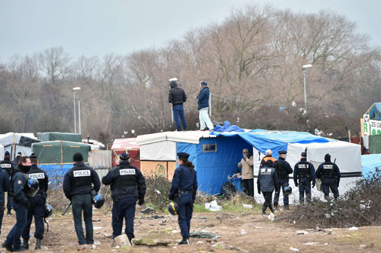 اشتباكات -مهاجرين - الشرطة الفرنسية  (12)