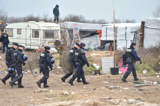 اشتباكات -مهاجرين - الشرطة الفرنسية  (13)