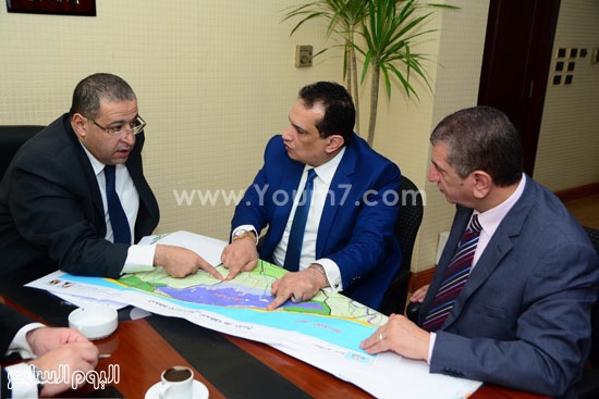 أشرف سالمان وزير الاستثمار خلال استعراض المخطط مع محافظ كفر الشيخ (2)