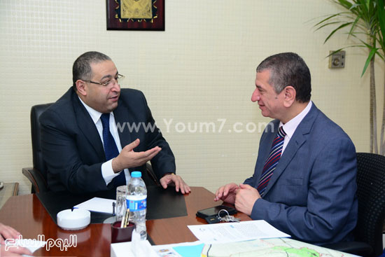 أشرف سالمان وزير الاستثمار خلال استعراض المخطط مع محافظ كفر الشيخ (3)