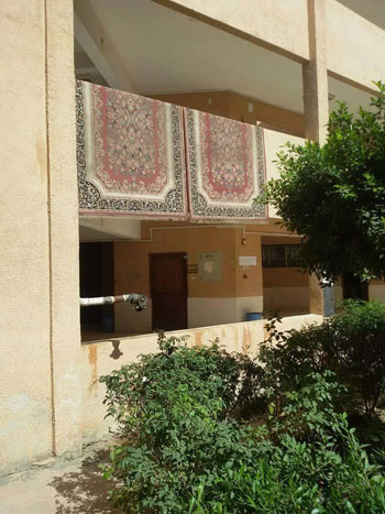 1نشر-السجاد-على-أسوار-كلية-التربية-بجامعة-مدينة-السادات