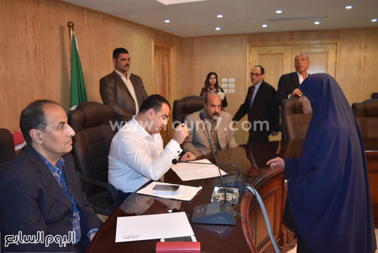 حافظ الفيوم يحيل مدير محطة مياه الريان للتحقيق بعد شكوى الأهالى (1)