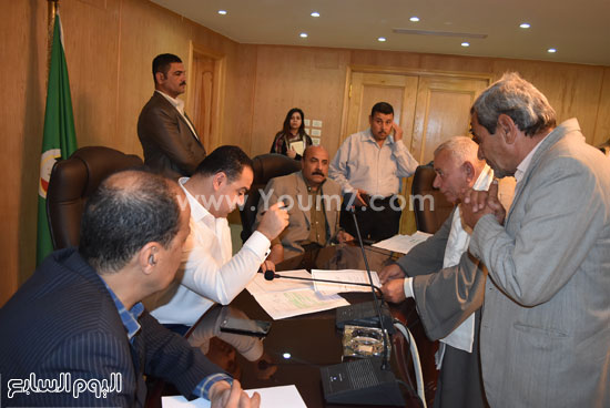 حافظ الفيوم يحيل مدير محطة مياه الريان للتحقيق بعد شكوى الأهالى (2)