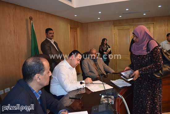 حافظ الفيوم يحيل مدير محطة مياه الريان للتحقيق بعد شكوى الأهالى (3)