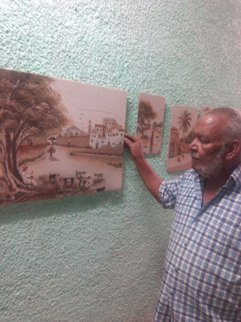 الفنان-احمد-وهبة-يرسم-لوحاته-برمال-الوادى-الجديد--(9)