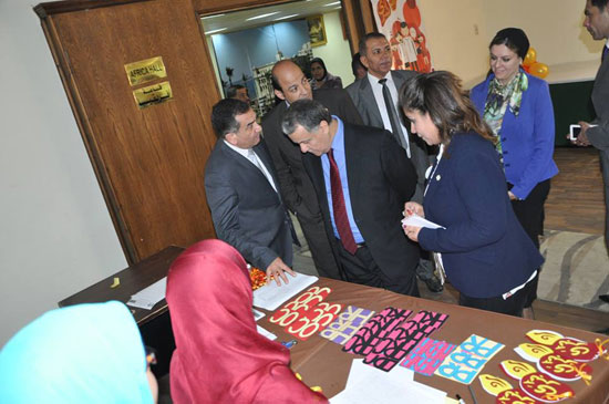 رئيس جامعة الدول العربية يزور الإقليمى للمرأة (4)