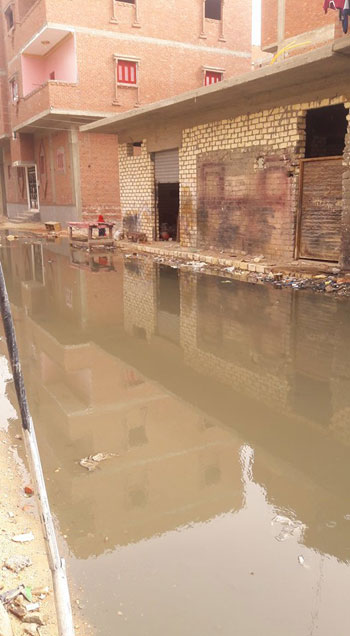شوارع مدينة فايد تغرق فى مياه الصرف الصحى (6)