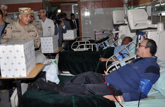 رئيس الأركان يزور المصابين من أبطال القوات المسلحة (2)